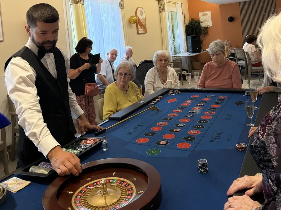 Croupier à la roulette entouré de résidents de l'EHPAD Le Clos des Meuniers