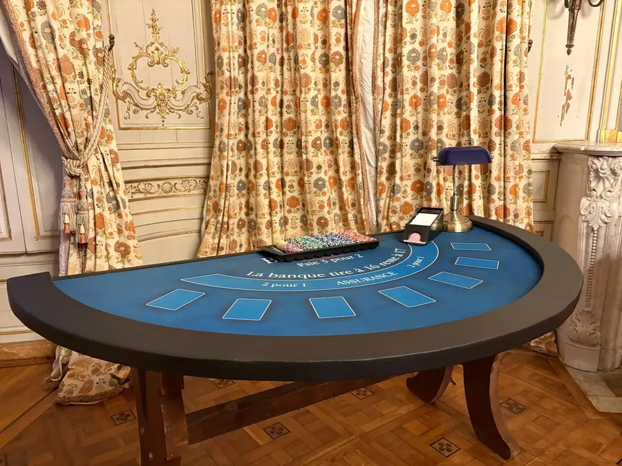 Table de blackjack installée dans un salon du château du Maréchal de Saxe