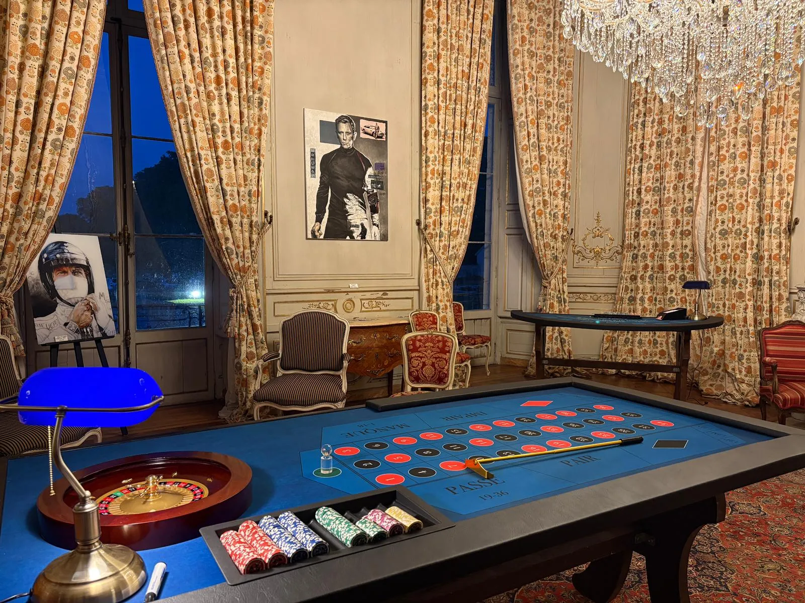 Table de roulette dressée dans un salon de château pour un gala James Bond