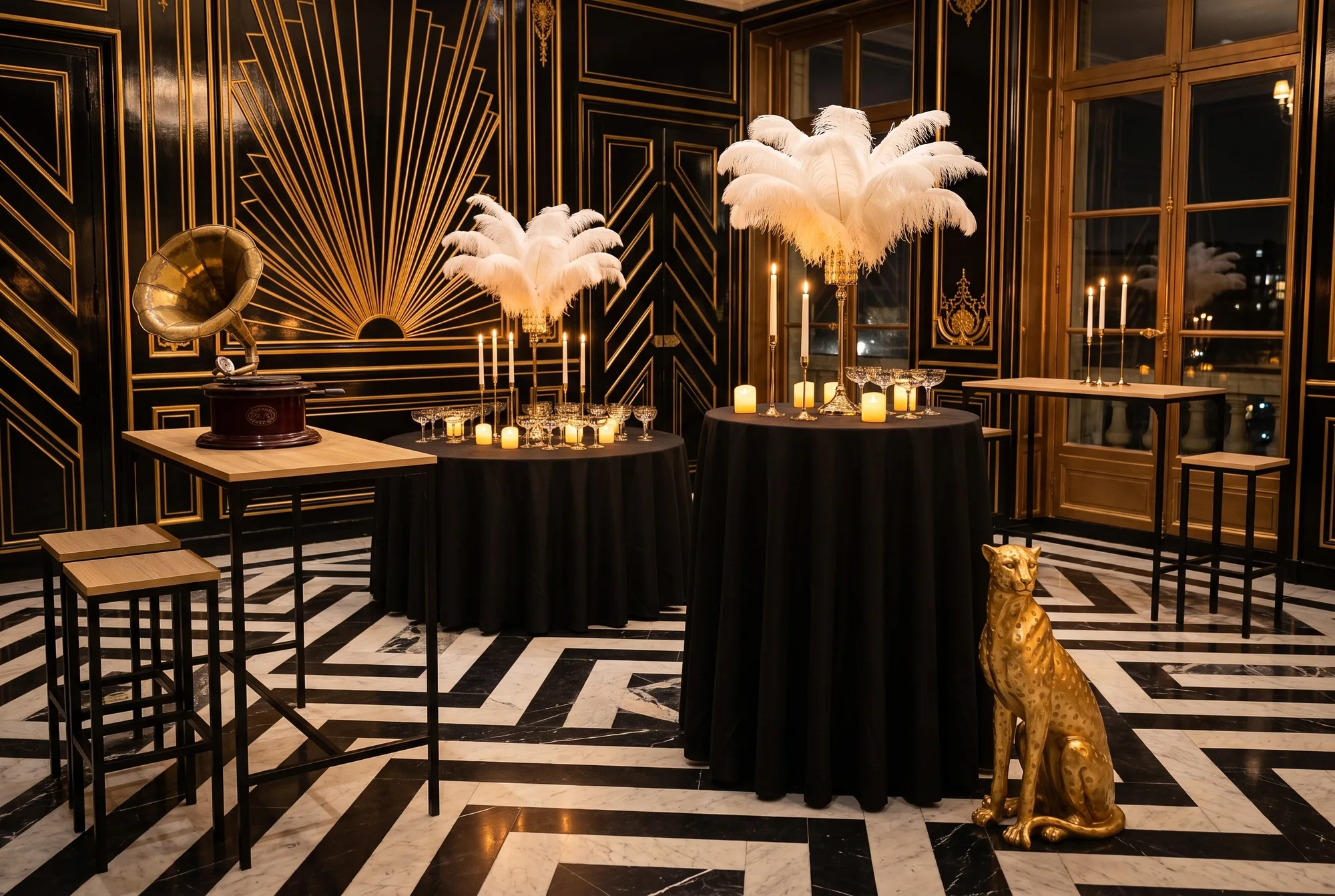 Cocktail Gatsby dans un salon Art déco noir et or : tables rondes nappées de noir avec centres de table en plumes d'autruche, chandeliers dorés et bougies électriques, tables hautes et chaises hautes, gramophone à pavillon en laiton et statue de guépard dorée