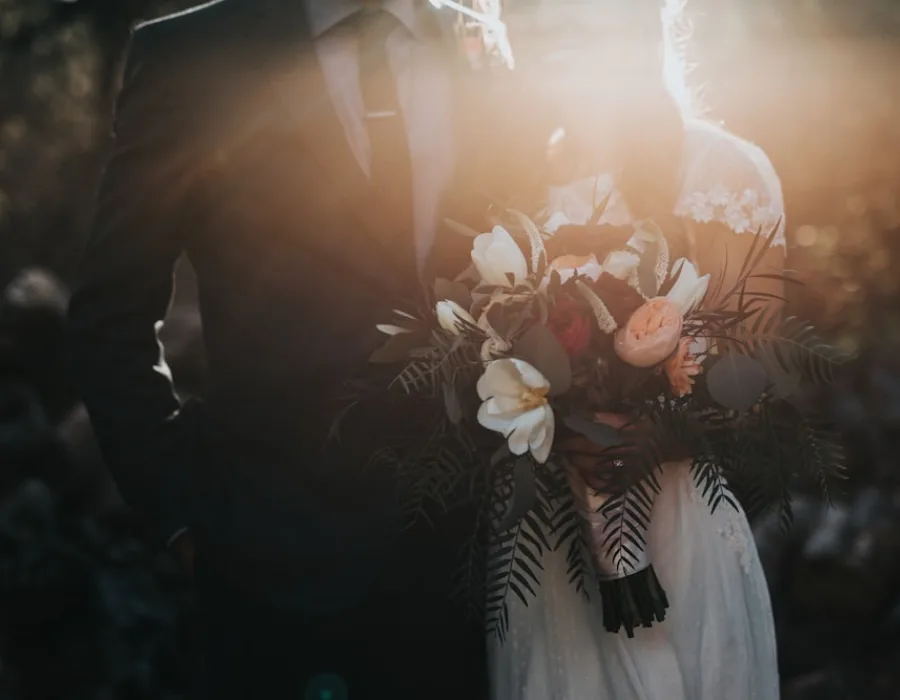 Mariés et bouquet au moment de la réception