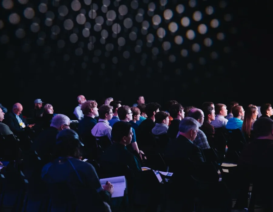 Public assis pendant une conférence