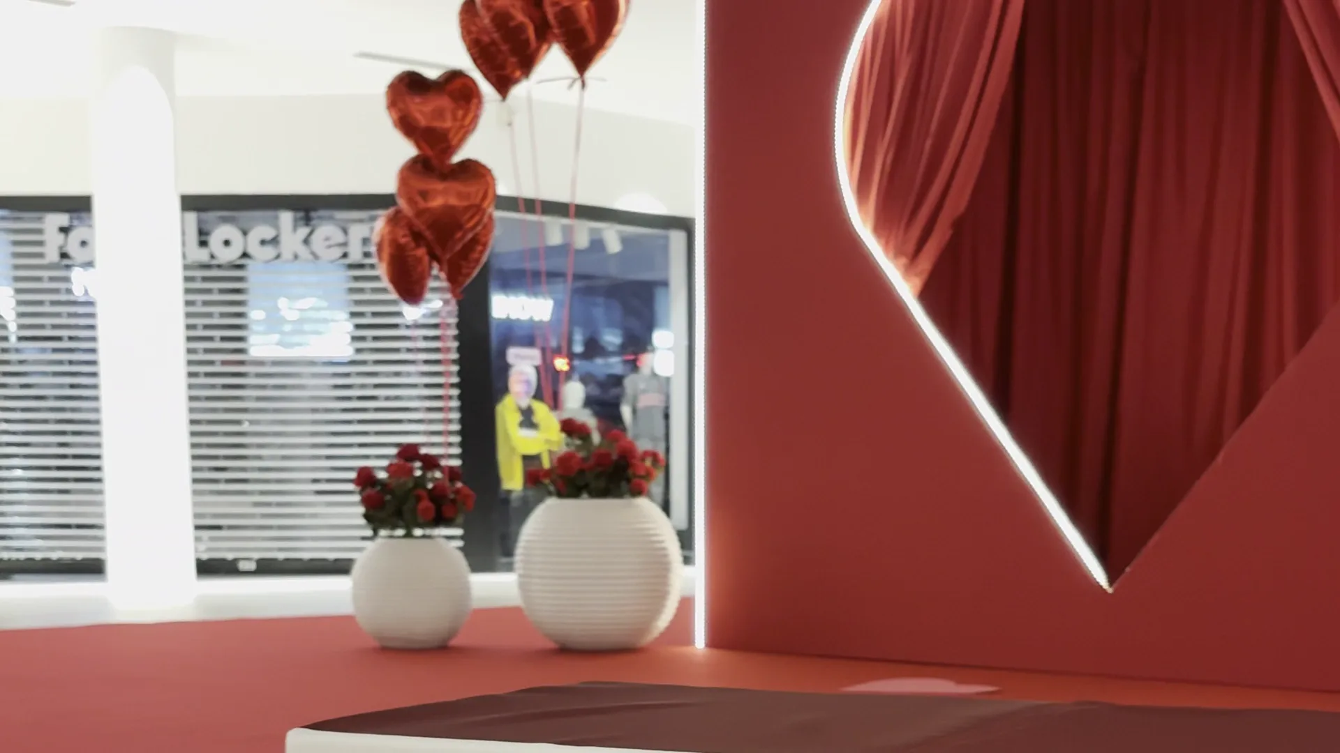 Décor posé dans une galerie commerciale