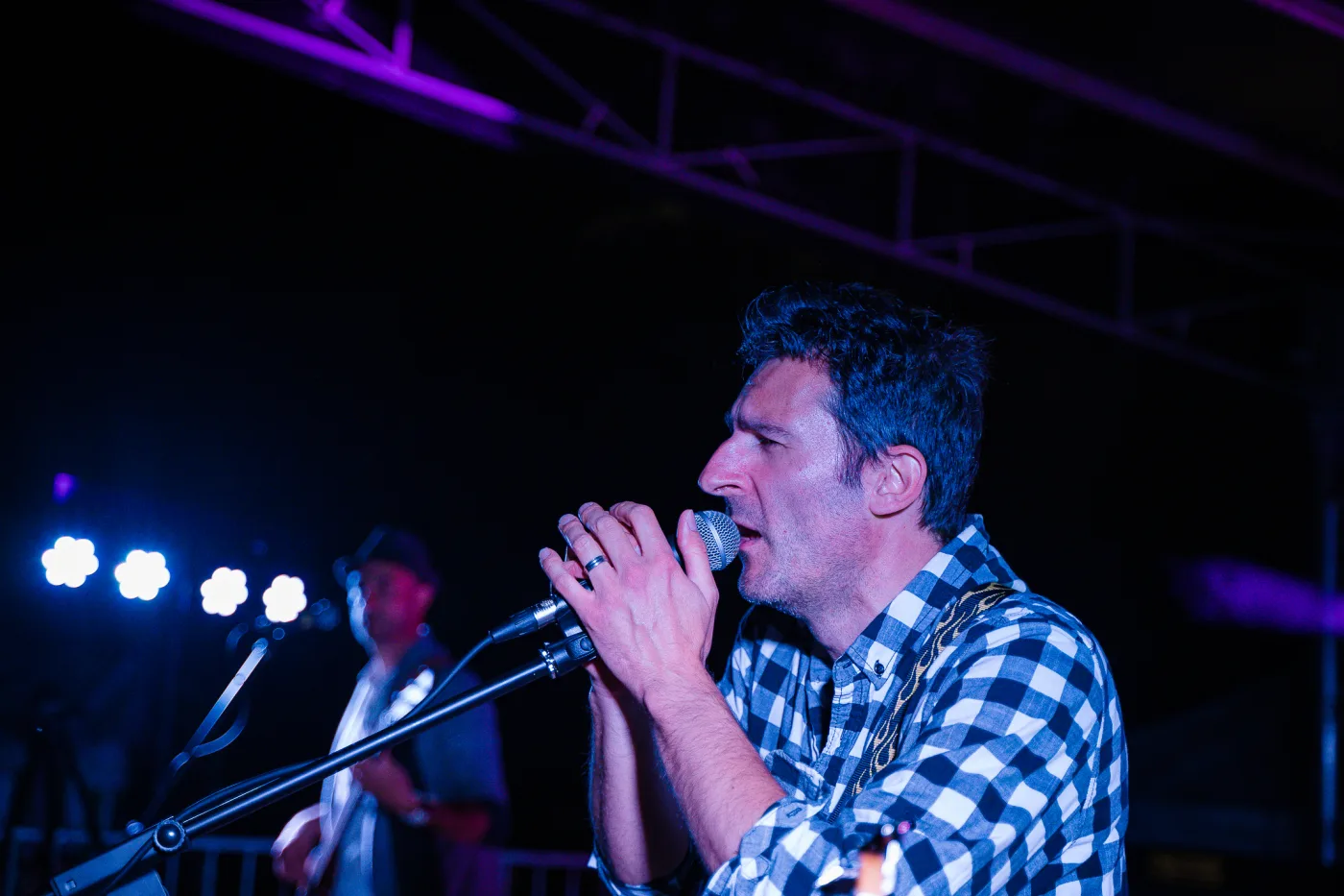 Chanteur sur la scène sonorisée des Fêtes Intervillages de Roinville
