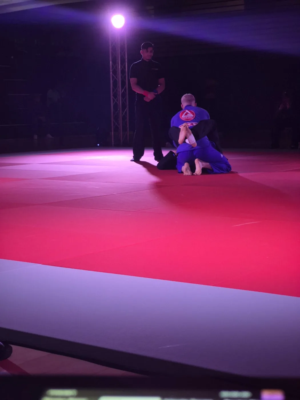 Aire de combat du gala Kondo Fight éclairée en rose et violet par les projecteurs installés sur truss