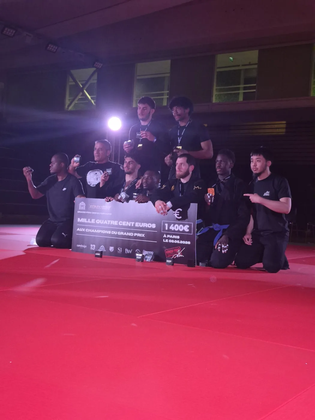 Remise des prix du Kondo Fight, l'équipe victorieuse réunie sous les projecteurs