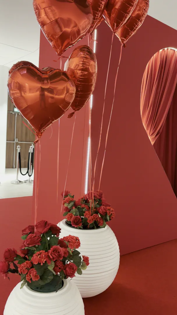 Photocall en forme de cœur fabriqué pour la Saint-Valentin