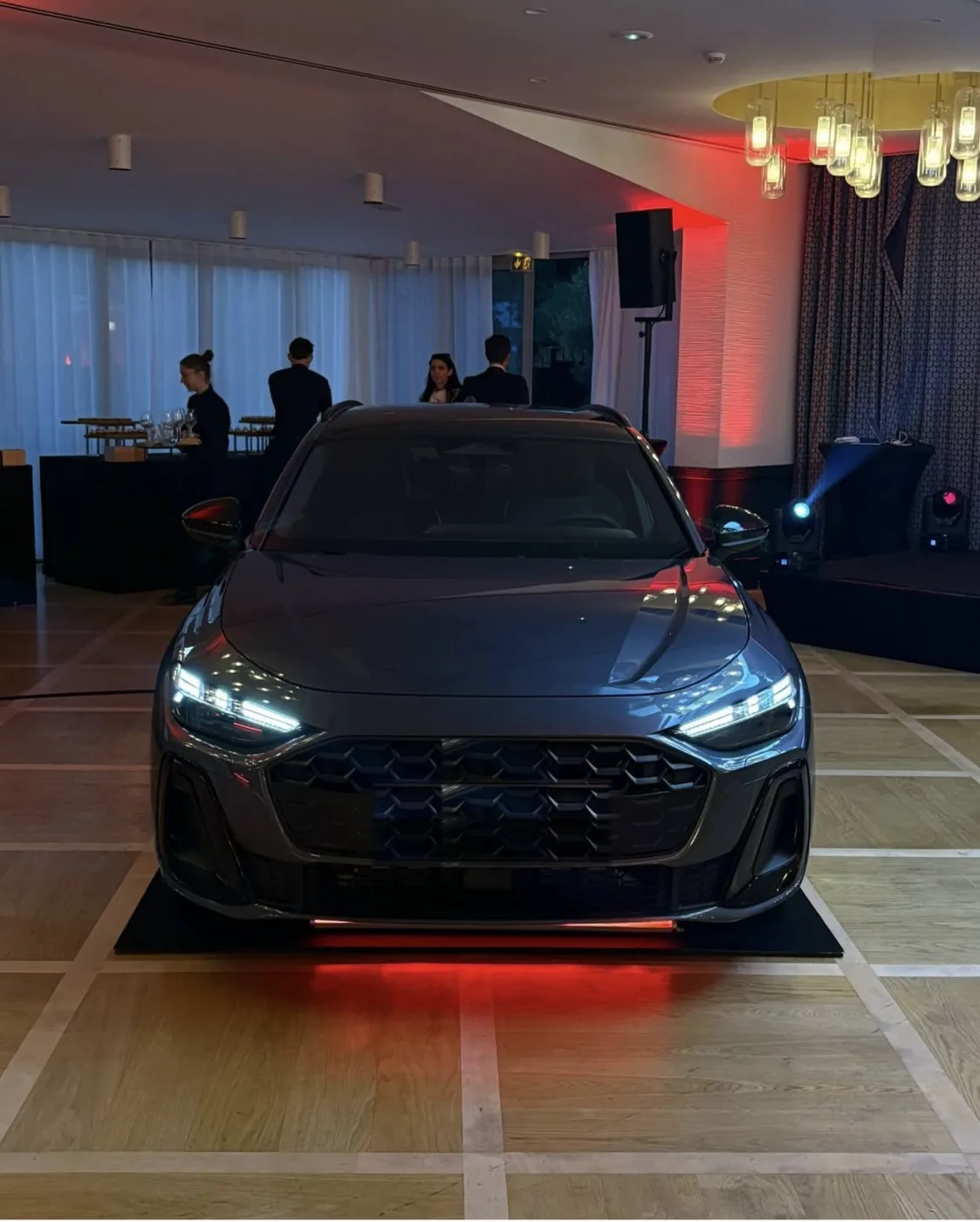 Véhicule sur son podium, souligné par un tube LED rouge installé sous la carrosserie