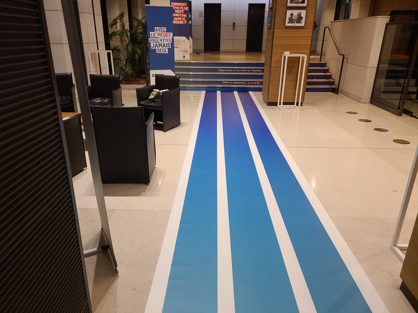 Bandes bleues au sol et kakémonos de la Semaine du Sport dans le hall