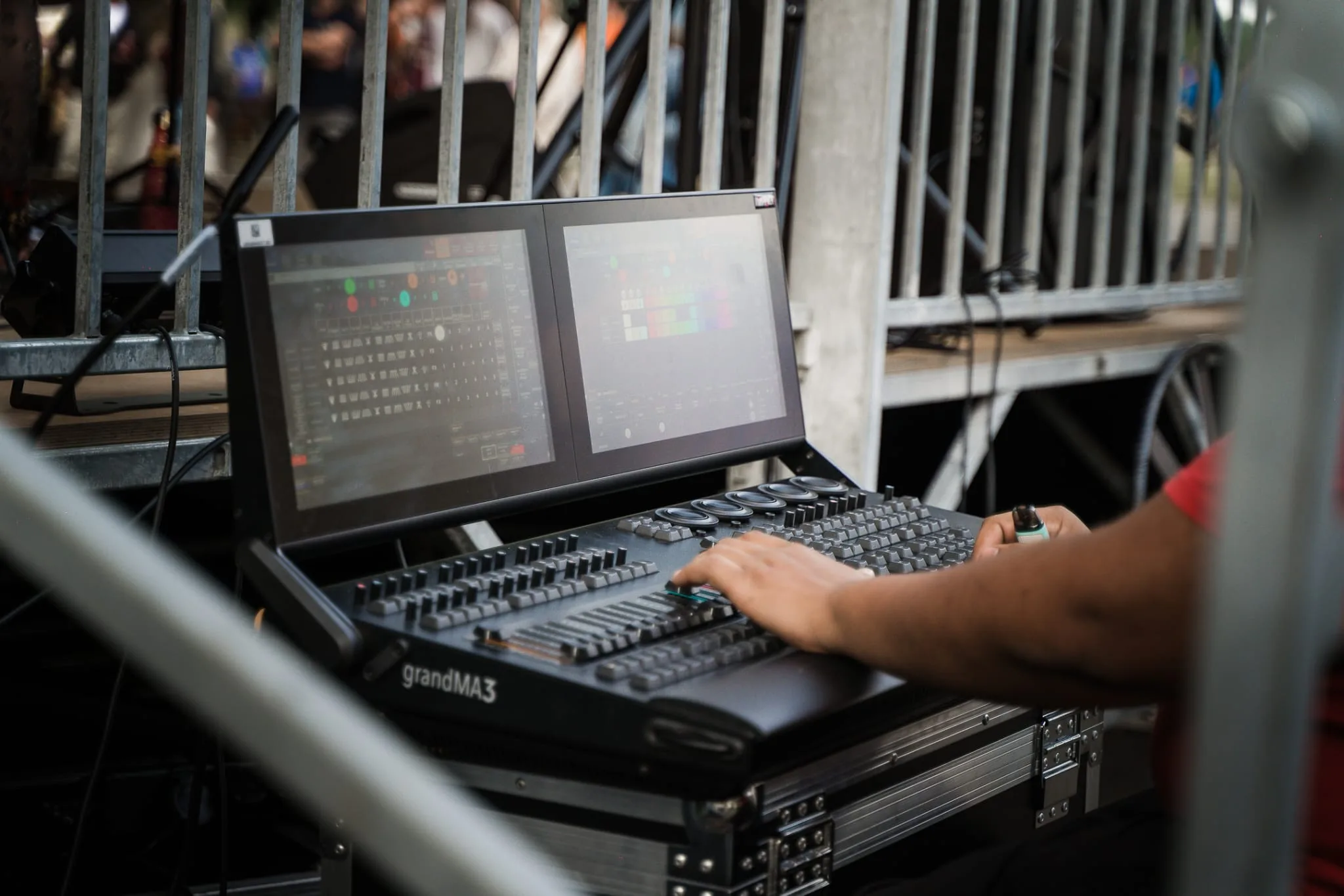 Technicien à la console de régie
